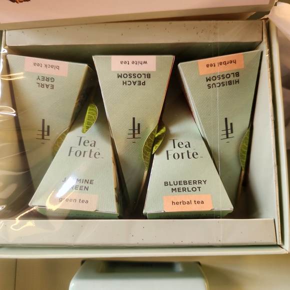 Assorted Tea Gift Set Includes Loose Leaf Tea And Steeping Pot New In box - Picture 8 of 8